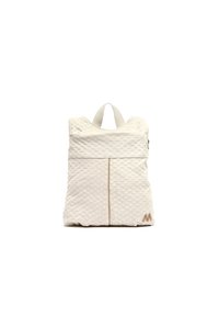 Mochila blanca acolchada con una superficie texturizada, que cuenta con un asa superior y un bolsillo frontal con cremallera. Acentuada con un pequeño logo en la esquina inferior derecha.