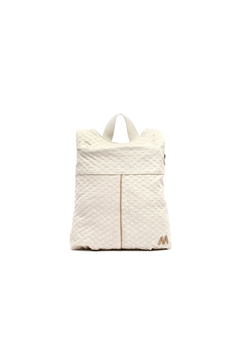 Mochila blanca acolchada con una superficie texturizada, que cuenta con un asa superior y un bolsillo frontal con cremallera. Acentuada con un pequeño logo en la esquina inferior derecha.