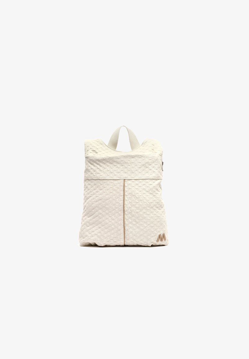 Wit gewatteerde rugzak met een gestructureerd oppervlak, voorzien van een handvat aan de bovenkant en een voorzak met rits. Aangevuld met een klein logo op de rechter benedenhoek.