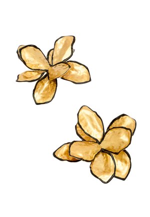 Złote kolczyki w kształcie kwiatów, z teksturowanymi płatkami z czarnymi konturami, podkreślającymi ich trójwymiarowy kształt.