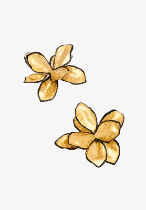 Złote kolczyki w kształcie kwiatów, z teksturowanymi płatkami z czarnymi konturami, podkreślającymi ich trójwymiarowy kształt.