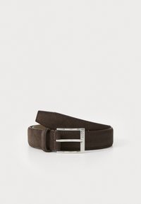 Cinturón de ante marrón con una hebilla rectangular de metal plateado. Presenta una textura suave y líneas limpias, ideal para ocasiones casuales o formales.