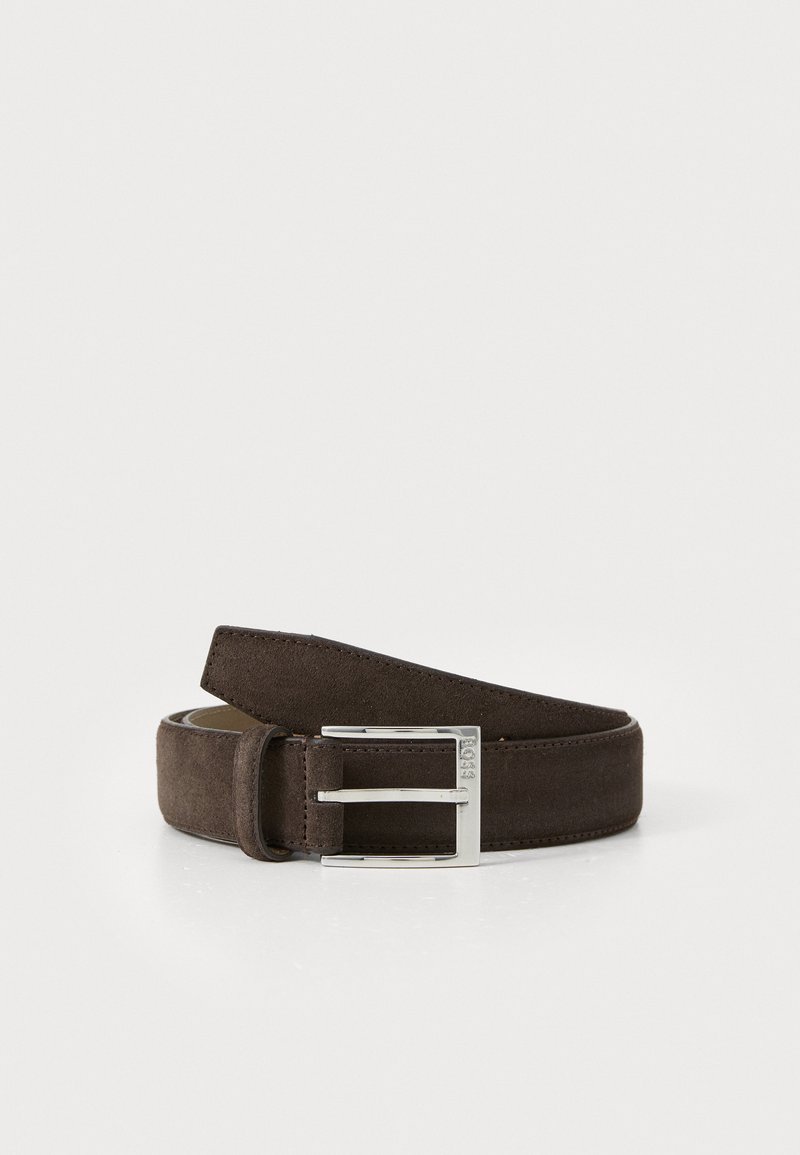 Cinturón de ante marrón con una hebilla rectangular de metal plateado. Presenta una textura suave y líneas limpias, ideal para ocasiones casuales o formales.