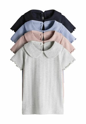 Vier kurzärmlige Stricktops mit wellenförmigen Kanten und Peter-Pan-Kragen, gestapelt in Creme, Rosa, Hellblau und Marinefarben.