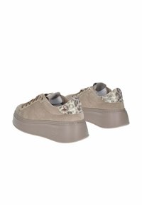 Sneaker beige in suede con tacco chunky, caratterizzate da un accento in stampa leopardata testurizzata nella parte posteriore. Design con lacci e punta arrotondata.