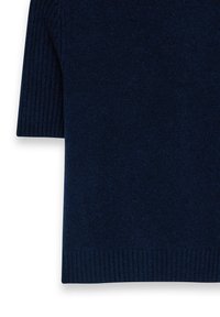 Tumesinine kootud lühikeste varrukatega topp, millel on sile tekstuur ja soonikserv. Materjal paistab olevat pehme ja kerge, sobides igapäevaseks kandmiseks.