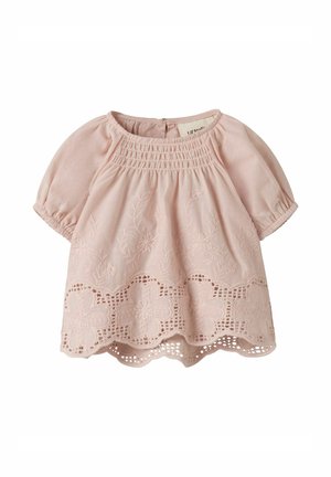 Jasnoróżowa bluzka niemowlęca z bufkami na rękawach, marszczonym dekoltem, kwiatowym haftem i falistym wykończeniem z ażurowej koronki.