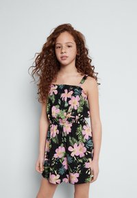 Vestido negro con estampado floral en tonos rosa y verde tropical, con tirantes finos y una cintura elástica para un ajuste relajado.