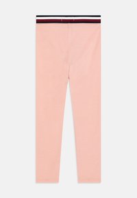 Rosa Baumwollleggings mit eng anliegendem Schnitt, ausgestattet mit einem elastischen Bund in Schwarz, Rot und Weiß mit Streifen. Glatte Textur, keine Muster oder Verzierungen.