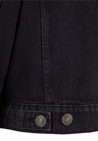 Zwarte denimjas met een gladde textuur, ton-sur-ton stiksels en twee metalen knopen met de tekst "URBAN CLASSICS" erin gedrukt.