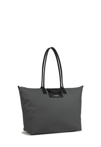 Borsa tote grigia realizzata in materiale resistente, con manici in pelle nera e una piccola tasca anteriore con dettagli del logo. Chiusura con zip.