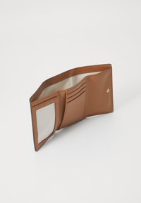 Portafoglio in pelle marrone con più slot per carte, una finestra trasparente per l'ID e una finitura liscia e opaca. L'interno è rivestito in tessuto beige.