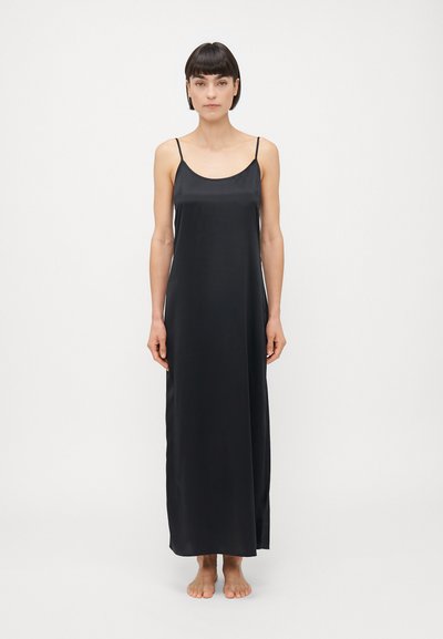 Sorte satin maxi kjole med tynde spaghetti stropper, glat tekstur og afslappet pasform, der når anklerne. Enkel, elegant design.