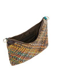 Geweven clutch van meerkleurig leer met een rits, voorzien van een bruine interieur en een exterieur van verschillende gestructureerde vierkanten in warme tinten.