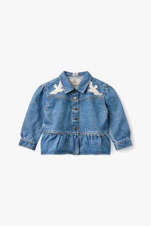 Niebieska dżinsowa kurtka dla malucha z długimi rękawami, z przodu na guziki, z kołnierzem, falbaną na dole oraz białymi haftowanymi wzorami liści na ramionach.