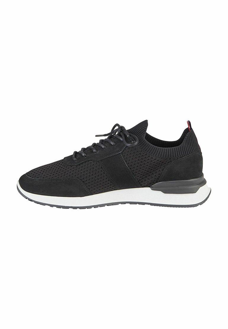 Schwarze Mesh- und Wildledersneaker mit runder Zehenpartie, Schnürverschluss, gepolstertem Schaft und weißer Zwischensohle mit strukturiertem Profil.