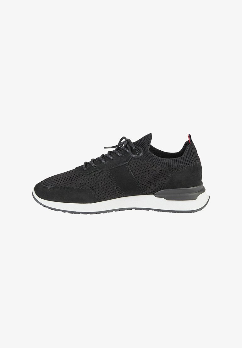 Schwarze Mesh- und Wildledersneaker mit runder Zehenpartie, Schnürverschluss, gepolstertem Schaft und weißer Zwischensohle mit strukturiertem Profil.