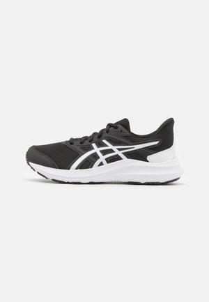 Chaussure de course athlétique noire et blanche avec tige en mesh, semelle amortie et bandes blanches du logo sur le côté, présentée en vue latérale sur fond blanc.