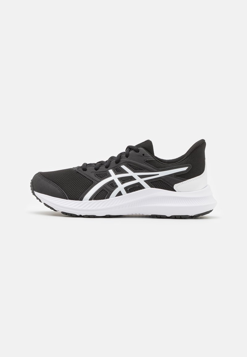 Chaussure de course athlétique noire et blanche avec tige en mesh, semelle amortie et bandes blanches du logo sur le côté, présentée en vue latérale sur fond blanc.