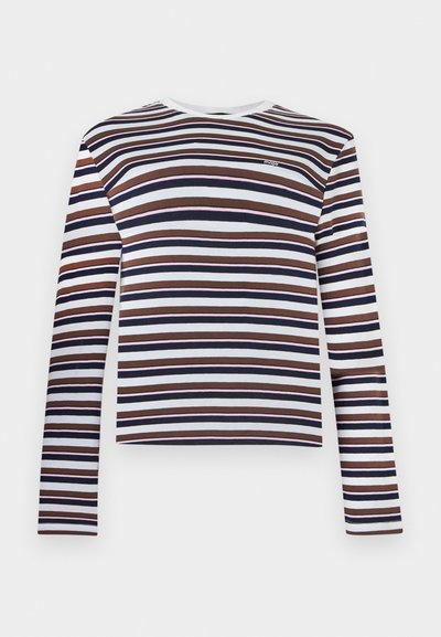 Μακρυμάνικο μπλουζάκι με στρογγυλή λαιμόκοψη και οριζόντιες ρίγες σε καφέ, μαύρο, άσπρο και ανοιχτό μωβ, με μικρό λογότυπο "maje" στο στήθος.