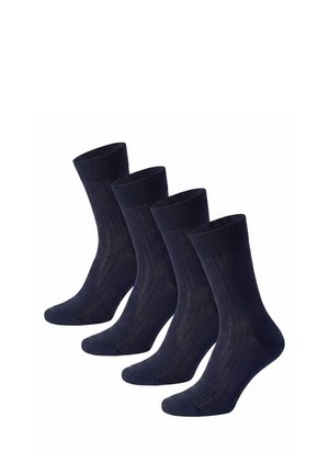 Vier Paare dunkel marineblaue, gerippte Crew-Socken, in einer Reihe angeordnet und leicht nach rechts geneigt auf weißem Hintergrund.