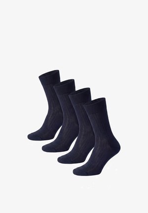 Vier Paare dunkel marineblaue, gerippte Crew-Socken, in einer Reihe angeordnet und leicht nach rechts geneigt auf weißem Hintergrund.