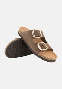 Sandales en daim marron à enfiler avec deux larges bandes, boucles couleur or et semelle en caoutchouc texturé. Semelle en liège pour le confort et le soutien.