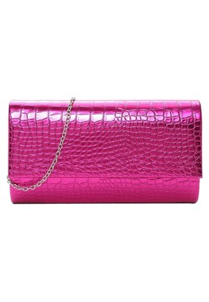 Glinsterende roze clutch met krokodillenstructuur en zilveren kettingband op een witte achtergrond.