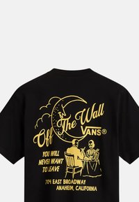 Camiseta negra con diseño gráfico amarillo que representa a dos figuras en una mesa, una luna creciente y texto: "Off The Wall Vans," "Nunca querrás irte."