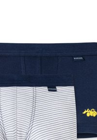 Zwei Paare Jungenunterwäsche: eine einfarbig in Marineblau mit Logo, die andere weiß mit dünnen blauen Streifen. Weicher Stoff, elastischer Bund.
