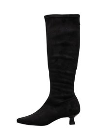 Botas negras hasta la rodilla hechas de tela suave, con puntera afilada y un tacón bajo. El diseño es elegante y no tiene hardware visible.