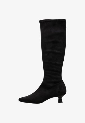Bottes noires montantes en tissu lisse, avec un bout pointu et un petit talon carré. Le design est épuré sans quincaillerie visible.