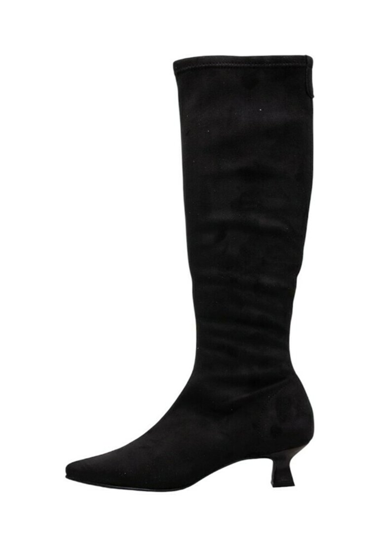 Botas negras hasta la rodilla hechas de tela suave, con puntera afilada y un tacón bajo. El diseño es elegante y no tiene hardware visible.