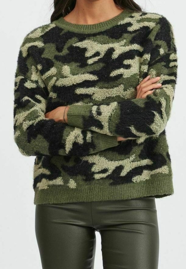 Olivgrön och svart camouflage-mönstrad tröja med en fluffig textur, rundad halsringning och ribbade muddar, kombinerad med glänsande gröna tights.