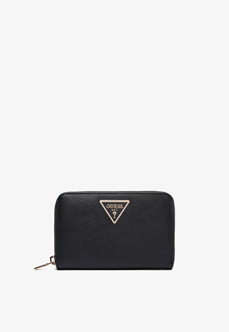 Portefeuille noir texturé à fermeture éclair avec logo triangulaire doré Guess USA centré sur le devant.