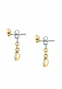 Orecchini in tono oro e argento con un design a catena intrecciata. Presentano una mezza sfera dorata lucida e un dettaglio in gemma trasparente allungata.