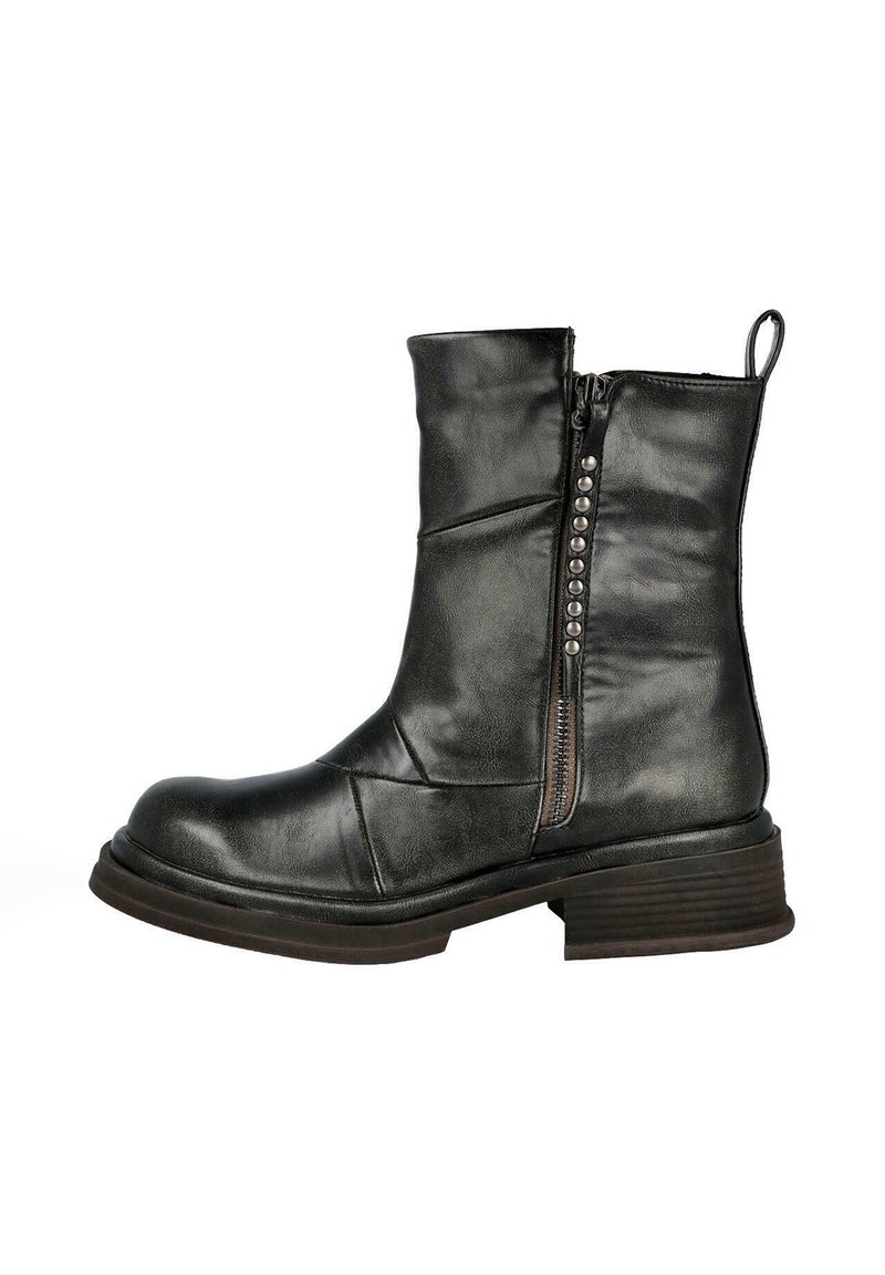 Bota de cuero negro hasta el tobillo con cremallera lateral y detalle de tachuelas, cuenta con tacón apilado y parte superior texturizada con forma ligeramente curva.