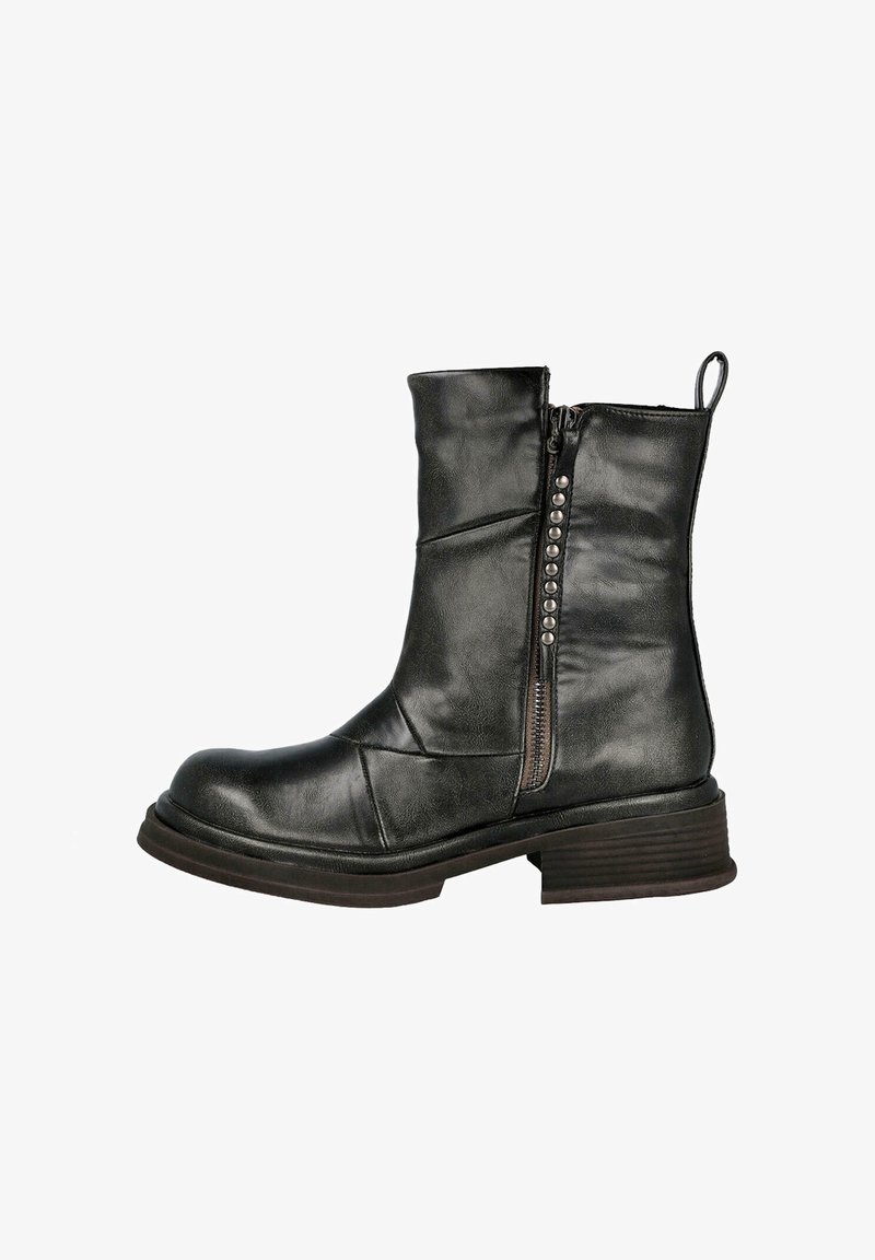 Bota de cuero negro hasta el tobillo con cremallera lateral y detalle de tachuelas, cuenta con tacón apilado y parte superior texturizada con forma ligeramente curva.