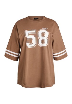 Braunes übergroßes T-Shirt aus Baumwolle mit weißem "58"-Aufdruck und dem Text "OSAKA" darüber. Weiße Streifen an den Ärmeln für zusätzliche Details.