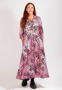 Lång rosa klänning med ett leopardmönster i svart. Tyget verkar lätt, med knäppning fram och sidofickor.