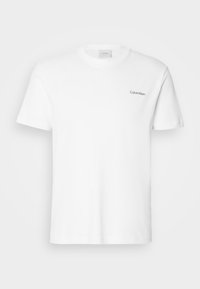 T-shirt blanc à manches courtes col rond avec petit logo noir Calvin Klein sur le côté gauche de la poitrine.