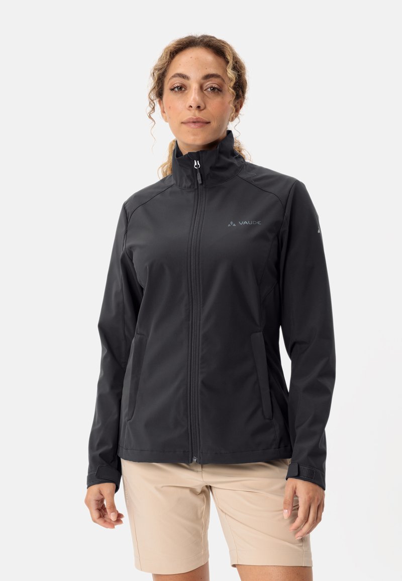 Zwarte softshell jas met een hoge kraag, een frontale rits en zijzakken. Heeft een strak ontwerp en minimale branding op de borst.