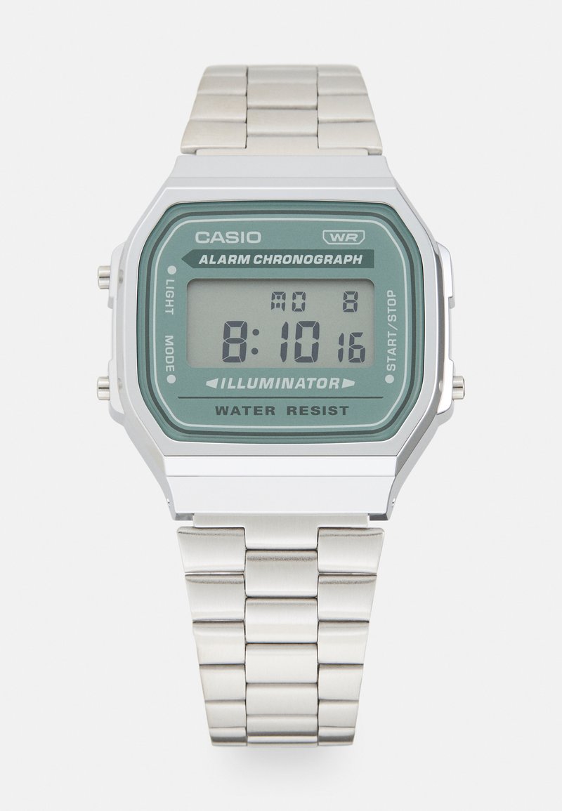 Montre Casio numérique avec un cadran rectangulaire vert, un bracelet en acier inoxydable et des accents argentés ; dispose d'un écran numérique et de plusieurs boutons de fonction.