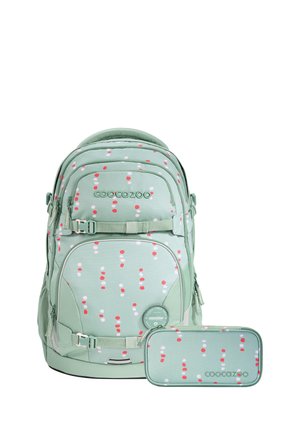 Hellgrüner Rucksack und passendes Federmäppchen mit rotem und weißem Punktmuster, mit mehreren Fächern und Schnallenriemen.