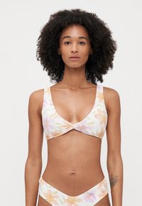 Bikini deux pièces en tissu léger avec un motif floral. Comprend un haut à encolure torsadée avec de larges bretelles et un bas à taille basse.