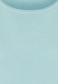 Hellblau strukturiertes Strickgewebe mit runden Ausschnitt. Das Muster ist einheitlich und wirkt weich und atmungsaktiv.