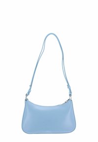 Besace en cuir bleu clair avec un design courbé, une sangle réglable et des accessoires en argent. Texture lisse sans motifs visibles.