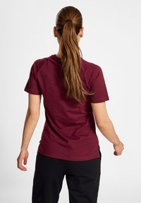 Hummel HMLNONI 2 0 - T-shirt print - cabernet