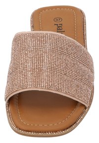 Slide-Sandale mit einem breiten schimmernden Roségold-Riemen, strukturiertem Obermaterial, gepolsterter Innensohle und einer glatten, tanfarbenen Außensohle. Größe 37 angegeben.
