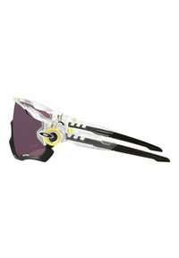 Occhiali da sole sportivi con montatura trasparente e accenti neri, dotati di lenti viola scuro e dettagli gialli distintivi sulle braccia.